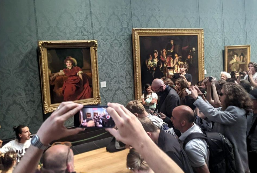 © Instagram  |  Hunt e Lazarus che protestano nella National Gallery