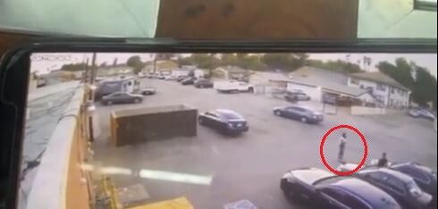 © Da video  | La fotosequenza: il 23enne Robert Adams alla vista degli agenti, che sono scesi da un'auto civetta, tenta di scappare. Uno dei due poliziotti gli spara