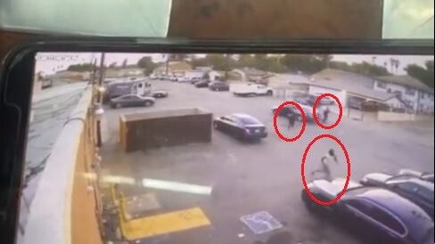 © Da video  | La fotosequenza: il 23enne Robert Adams alla vista degli agenti, che sono scesi da un'auto civetta, tenta di scappare. Uno dei due poliziotti gli spara