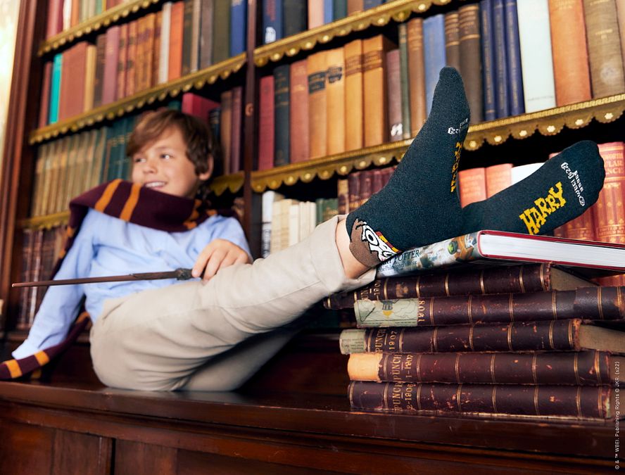 © Ufficio stampa  | Calzedonia, la collezione dedicata ad Harry Potter | Dettagli college ispirati alle tipiche divise scolastiche britanniche tratte direttamente dalla saga di J. K. Rowling