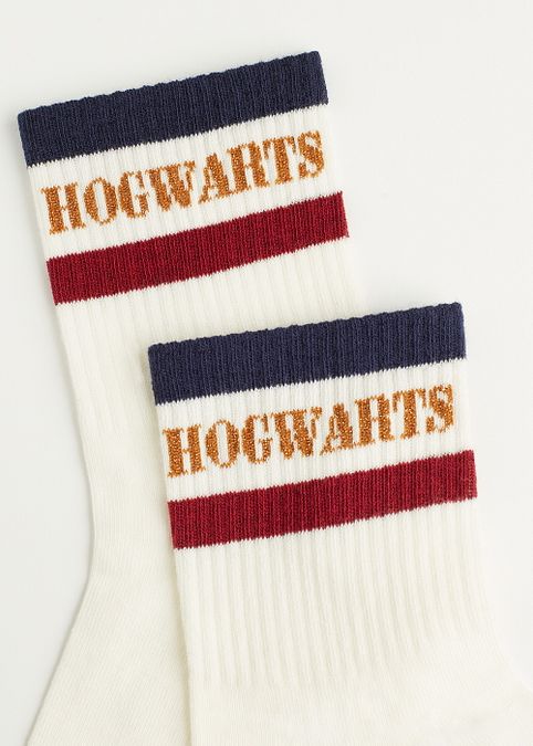 © Ufficio stampa  | Calzedonia, la collezione dedicata ad Harry Potter | Dettagli college ispirati alle tipiche divise scolastiche britanniche tratte direttamente dalla saga di J. K. Rowling