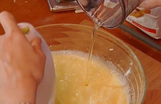 © Da video  | In una terrina, mescolare due uova e 250 gr di zucchero