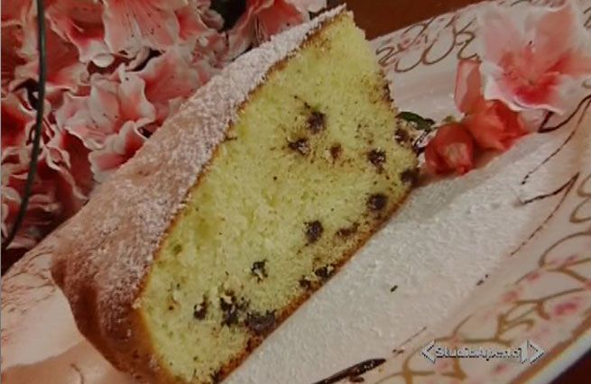 © Da video  | In una terrina, mescolare due uova e 250 gr di zucchero