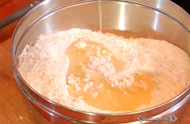 © Da video  | In una terrina versare 500 gr di farina e mezza bustina di lievito di birra granulare, Aggiungere 70 gr di strutto sciolto, un pizzico di sale e...