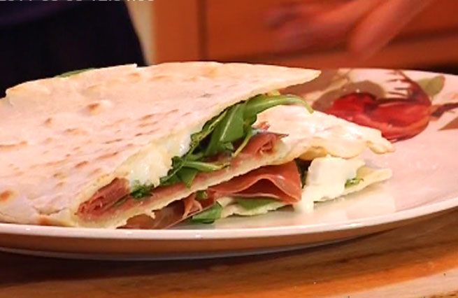 © Da video  | In una terrina versare 500 gr di farina e mezza bustina di lievito di birra granulare, Aggiungere 70 gr di strutto sciolto, un pizzico di sale e...