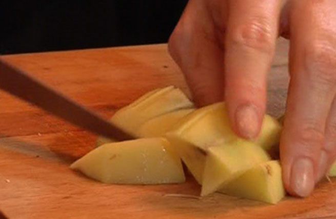 © Da video  | Sbucciare e tagliare a spicchi le patate