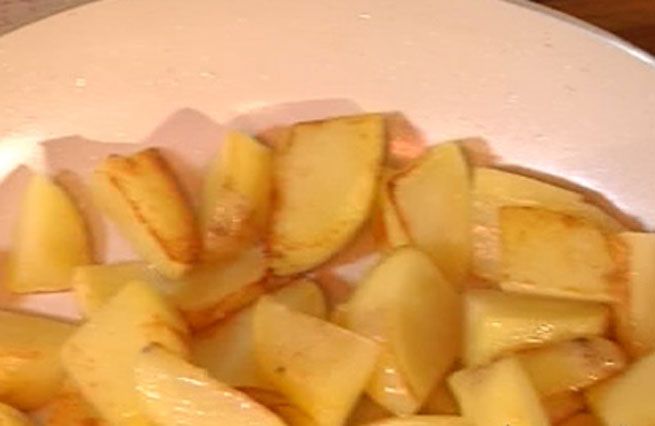 © Da video  | Sbucciare e tagliare a spicchi le patate