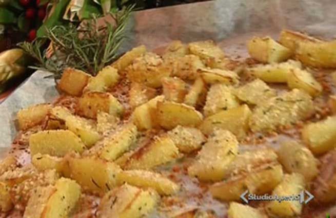 © Da video  | Sbucciare e tagliare a spicchi le patate