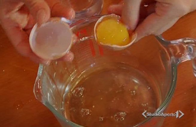 © Da video  | Versare in due ciotole diverse due tuorli d’uovo e conservare gli albumi insieme in un’altra terrina