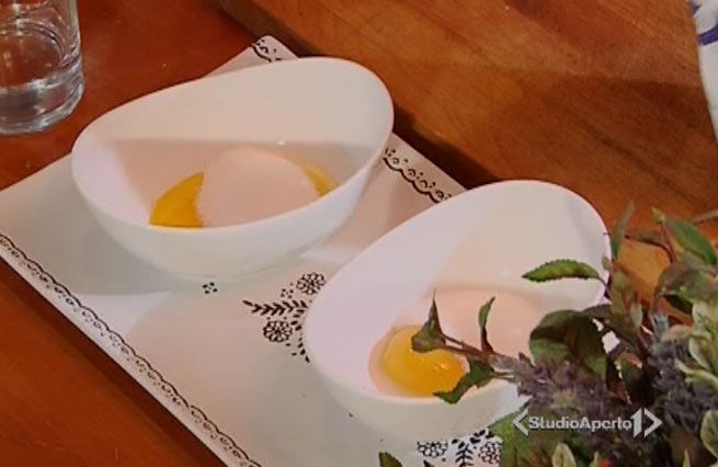© Da video  | Versare in due ciotole diverse due tuorli d’uovo e conservare gli albumi insieme in un’altra terrina