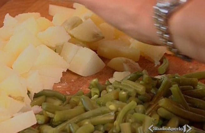 © Da video  | Lessare e tagliare a pezzetti 250 g. di fagiolini e tre patate medie