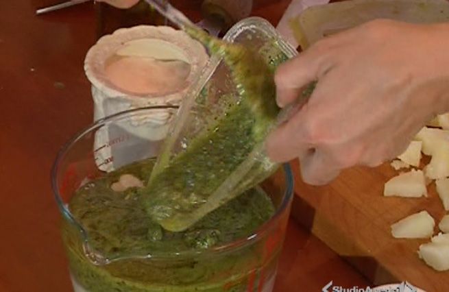© Da video  | Lessare e tagliare a pezzetti 250 g. di fagiolini e tre patate medie