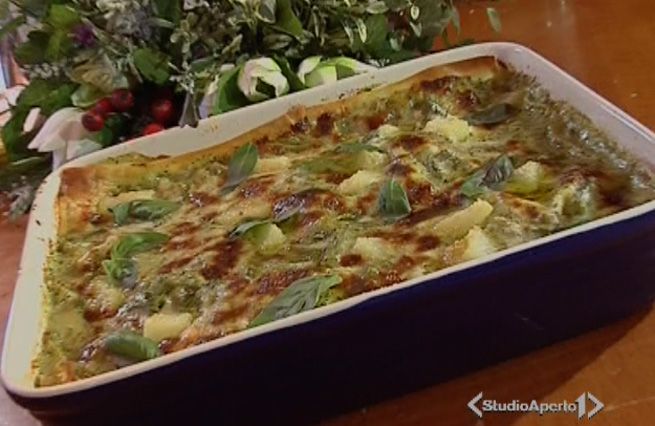 © Da video  | Lessare e tagliare a pezzetti 250 g. di fagiolini e tre patate medie