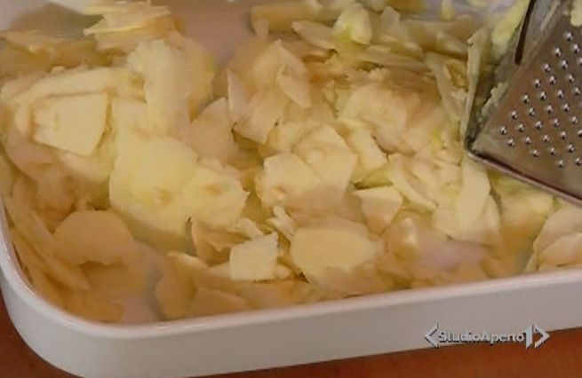 © Da video  | Sbucciare tre mele, quindi affettarle con la mandolina (la parte laterale della grattugia)