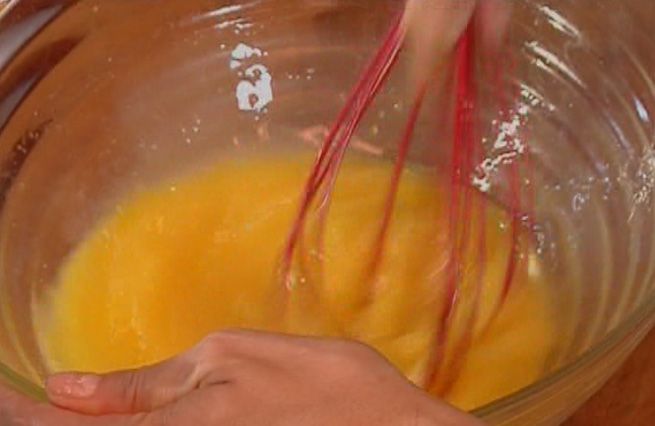 © Da video  | Sbucciare tre mele, quindi affettarle con la mandolina (la parte laterale della grattugia)