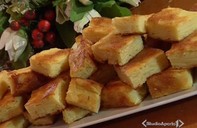 © Da video  | Sbucciare tre mele, quindi affettarle con la mandolina (la parte laterale della grattugia)