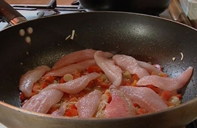 © Da video  | Tagliare a rondelle sottili due cipollotti e a cubetti piccoli un peperone, farli rosolare in padella con un po' d'olio per qualche minuto