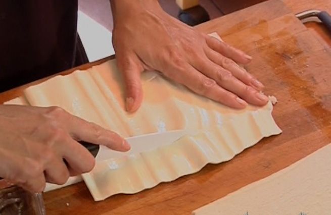 © Da video  | Tagliare a misura il pan carrè o il pane dei tramezzini e la sfoglia di mozzarella