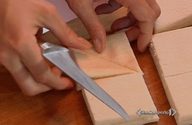 © Da video  | Tagliare a misura il pan carrè o il pane dei tramezzini e la sfoglia di mozzarella