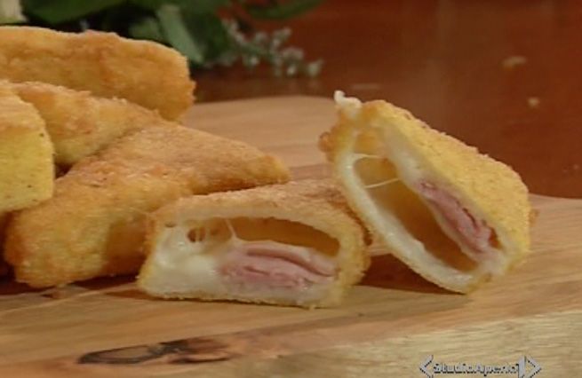 © Da video  | Tagliare a misura il pan carrè o il pane dei tramezzini e la sfoglia di mozzarella