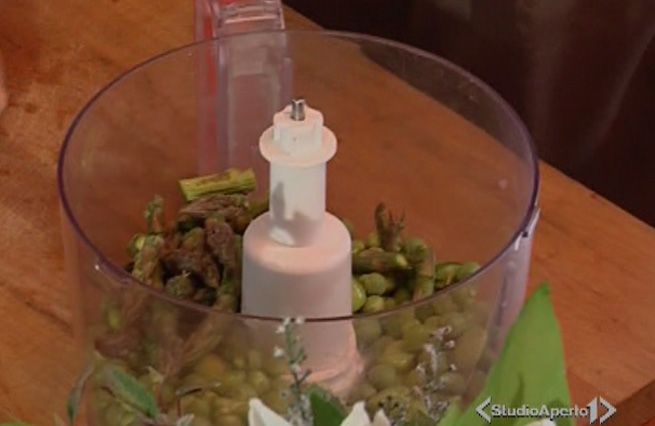 © Da video  | Tritare un totale di 500 g. di fave e piselli con 200 g. di punte d'asparagi