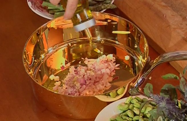 © Da video  | Tritare un totale di 500 g. di fave e piselli con 200 g. di punte d'asparagi