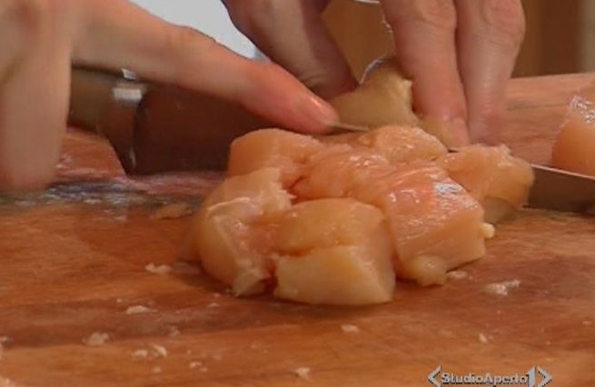 © Da video  | Tagliare a tocchetti un petto di pollo