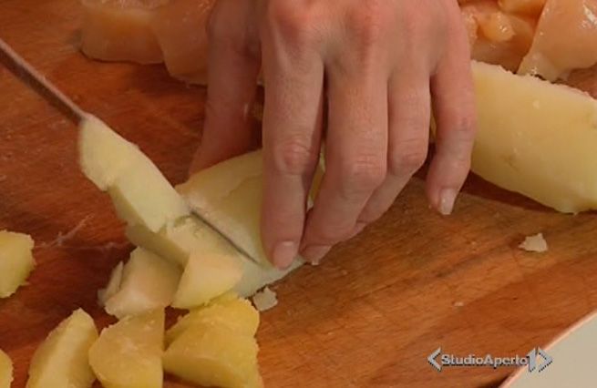 © Da video  | Tagliare a tocchetti un petto di pollo