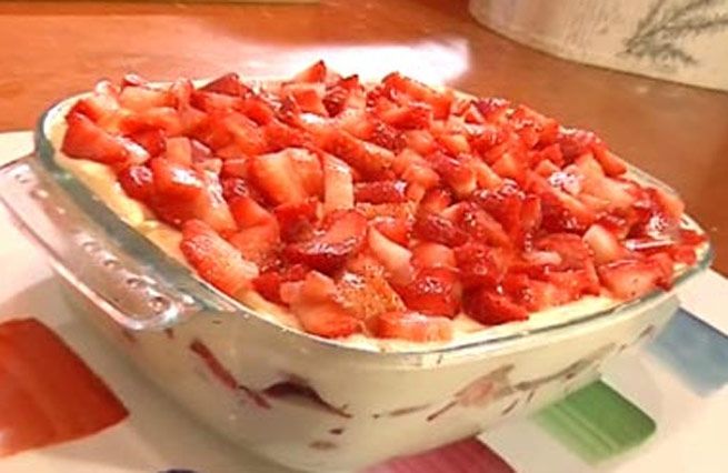 © Da video  | Sbattere due tuorli con 4 cucchiai di zucchero, quindi aggiungere 250 g. di mascarpone o (se preferite) ricotta