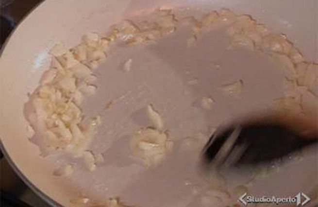 © Da video  | Tritare la cipolla e farla soffriggere con un po' d'olio (deve rimanere un po' croccante)