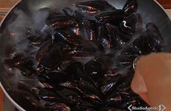 © Da video  | Tritare la cipolla e farla soffriggere con un po' d'olio (deve rimanere un po' croccante)