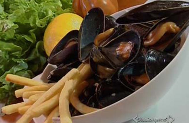 © Da video  | Tritare la cipolla e farla soffriggere con un po' d'olio (deve rimanere un po' croccante)