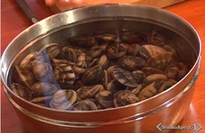 © Da video  | Lasciar riposare in abbondante acqua salata le vongole per minimo 30 minuti