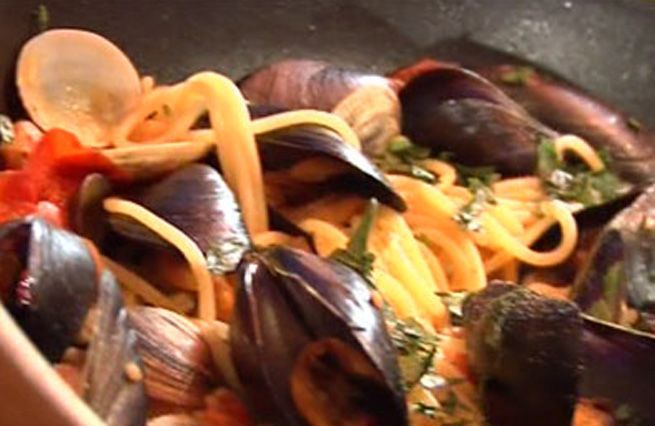 © Da video  | Lasciar riposare in abbondante acqua salata le vongole per minimo 30 minuti