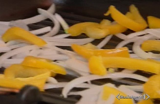 © Da video  | Tagliare a striscioline 400 gr di pollo e metterlo a marinare nella birra e nel succo di mezzo limone