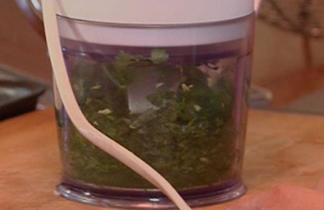 © Da video  | Per prima cosa, preparare la panatura tritando un ciuffetto di prezzemolo e uno spicchio d'aglio al mixer o al coltello, quindi unire circa 100 g. di pangrattato e 50 g. di pecorino