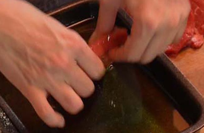 © Da video  | Per prima cosa, preparare la panatura tritando un ciuffetto di prezzemolo e uno spicchio d'aglio al mixer o al coltello, quindi unire circa 100 g. di pangrattato e 50 g. di pecorino