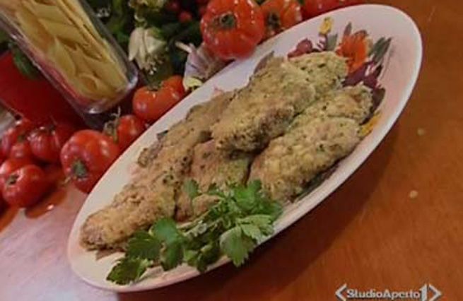 © Da video  | Per prima cosa, preparare la panatura tritando un ciuffetto di prezzemolo e uno spicchio d'aglio al mixer o al coltello, quindi unire circa 100 g. di pangrattato e 50 g. di pecorino