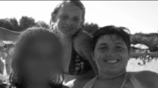 © Da video  | In esclusiva a Mattino 5 gli scatti inediti di una Sarah mai vista: felice e sorridente con la cugina Sabrina. Attimi immortalati pochi giorni prima della tragedia: il 26 agosto 2010  la 15enne di Avetrana fu uccisa. Per il suo delitto  sono in carcere la cugina Sabrina Misseri e la zia Cosima.