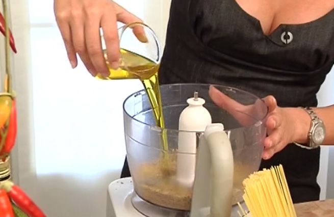 © Da video  | Per prima cosa tritare i pistacchi, quindi aggiungere nel mixer un bicchiere di olio extravergine d'oliva...