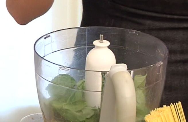 © Da video  | Per prima cosa tritare i pistacchi, quindi aggiungere nel mixer un bicchiere di olio extravergine d'oliva...