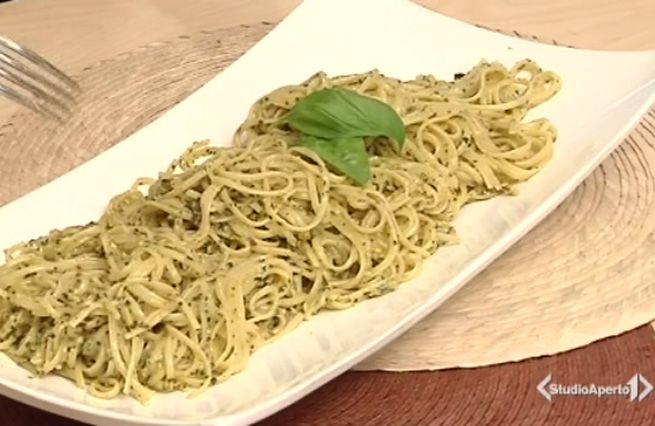 © Da video  | Per prima cosa tritare i pistacchi, quindi aggiungere nel mixer un bicchiere di olio extravergine d'oliva...