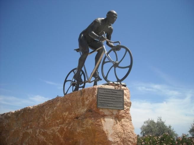 © Dal Web  | Nel 1994 la sua esplosione come ciclista professionista al Giro d'Italia, dove parte da gregario di Claudio Chiappucci ma poi diventa il leader della Carrera. Vince le tappe di Merano e dell'Aprica e arriva secondo nella classifica generale finale.
