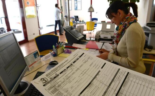 © Ansa  | BONUS 80 EURO STRUTTURALE - I "mitici" 80 euro in più in busta paga - spiega Renzi - sono "una misura che non è una tantum, ma strutturale come è strutturale il processo del taglio della spesa", cioè la spending review. Si tratterebbe di 80 euro per tutti con un leggero decalage tra i 24 e i 26.000 euro. Ma per il 2015 l'intervento sara' previsto dalla legge di Stabilità: una necessita' per individuare le coperture.