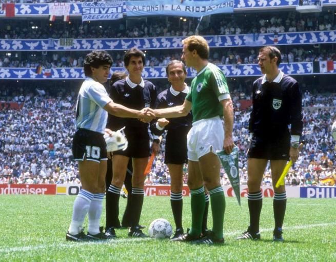 © Italy Photo Press  | MESSICO 1986 - ARGENTINA-GERMANIA 3-2 - I capitani Diego Armando Maradona e Karl-Heinz Rummenigge si stringono la mano prima dell'inizio della finale