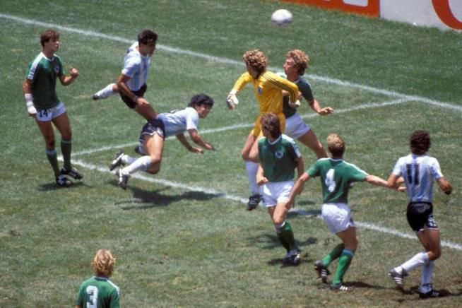 © Italy Photo Press  | MESSICO 1986 - ARGENTINA-GERMANIA 3-2 - I capitani Diego Armando Maradona e Karl-Heinz Rummenigge si stringono la mano prima dell'inizio della finale