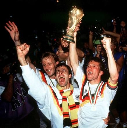 © Italy Photo Press  | MESSICO 1986 - ARGENTINA-GERMANIA 3-2 - I capitani Diego Armando Maradona e Karl-Heinz Rummenigge si stringono la mano prima dell'inizio della finale