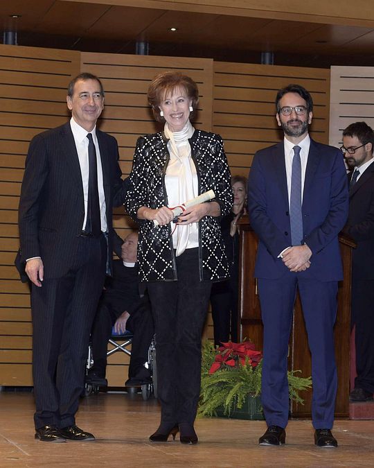 © Italy Photo Press  | Letizia Moratti e Antonio Albanese, Luciano Gattinoni e Luca Patanè, Alberto Vitaloni e Mario Lavezzi. Sono alcuni dei personaggi premiati dal Comune di Milano con la tradizionale onorificenza dell'Ambrogino d'oro, nella cerimonia al Teatro Dal Verme. Nel giorno della festa patronale, il sindaco ha Giuseppe Sala ha presieduta la sua prima celebrazione per la consegna delle benemerenze civiche. Nella foto, la premiazione della Moratti