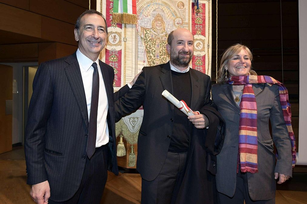 © Italy Photo Press  | Letizia Moratti e Antonio Albanese, Luciano Gattinoni e Luca Patanè, Alberto Vitaloni e Mario Lavezzi. Sono alcuni dei personaggi premiati dal Comune di Milano con la tradizionale onorificenza dell'Ambrogino d'oro, nella cerimonia al Teatro Dal Verme. Nel giorno della festa patronale, il sindaco ha Giuseppe Sala ha presieduta la sua prima celebrazione per la consegna delle benemerenze civiche. Nella foto, la premiazione della Moratti