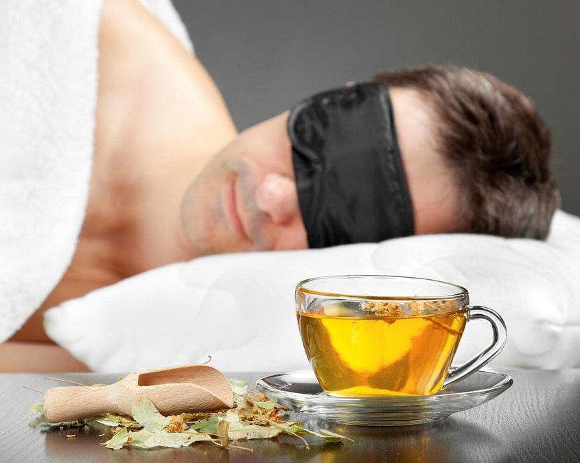 © Istockphoto  | Il rito della buonanotte delle nostre nonne? Un infuso alla camomilla o alla passiflora. Da bere e... non solo! Queste tisane sono ottime anche come tonico rilassante per occhi stanchi e gonfi